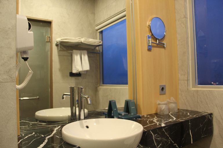 Bathroom 12
