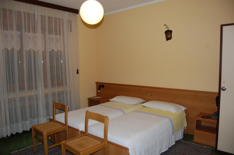 Bedroom 3, Albergo Motel Dosde B&B, Sondrio