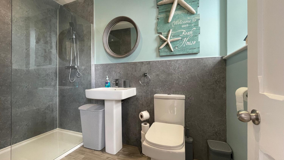Bathroom 3, Luxury conversion with open plan living-Sleeps 4, Highland