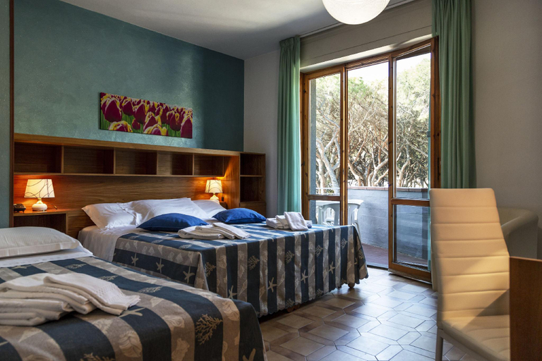 Bedroom 3, Hotel Parco dei Pini - 100mt dal Mare, Grosseto