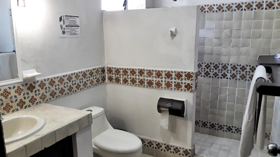 Bathroom 4, Solimar Inn Suites, José Azueta
