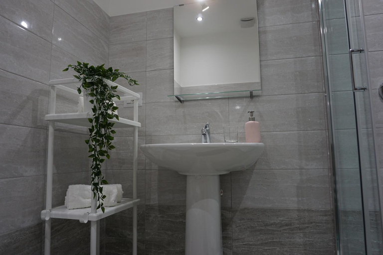 Bathroom 5, Borgo 22, Catania