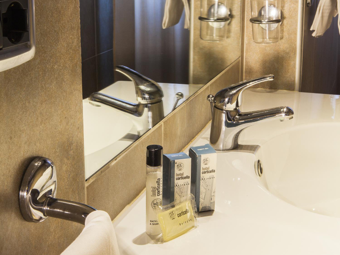 Bathroom 4, Hotel Corticella, Bologna