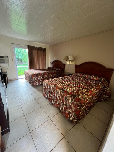 Others 3, Budget Inn, Lake