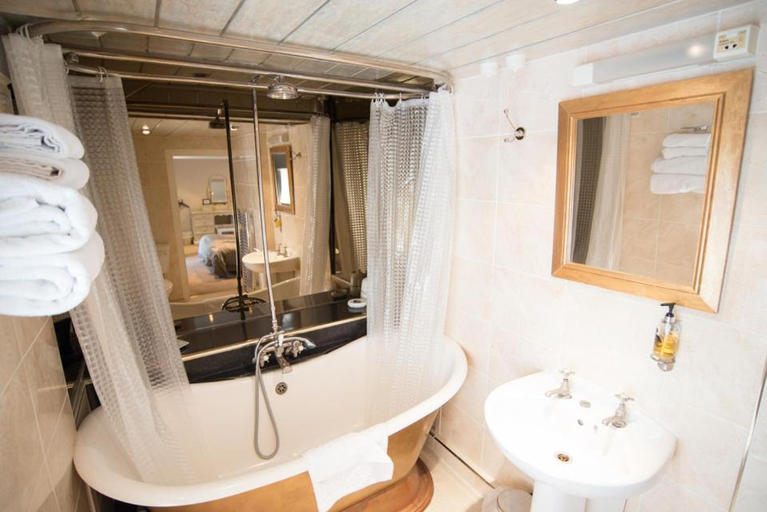 Bathroom 2, The Treebridge Hotel, Redcar and Cleveland