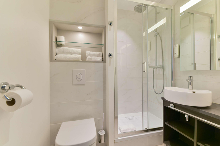 Bathroom 4, Kyriad Crépy En Valois, Oise