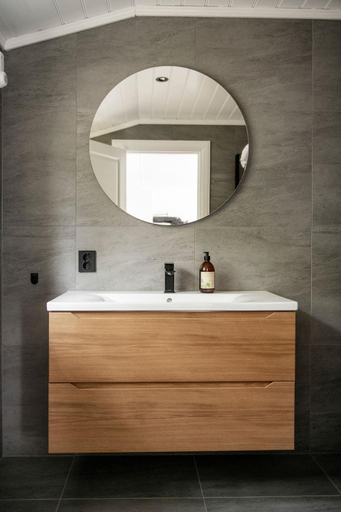 Bathroom 3, Nes Gard, Luster