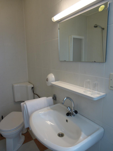 Bathroom 3, Hotel Cafe Restaurant De Posthoorn, Dongeradeel