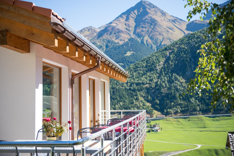 Others 5, Hotel Cuntera, Surselva