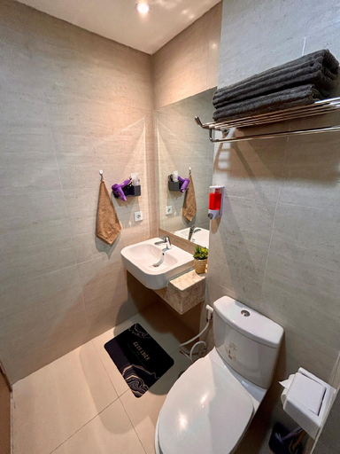 Bathroom 5, Gold Coast PIK Luxury Sea View by Stay With E, North Jakarta