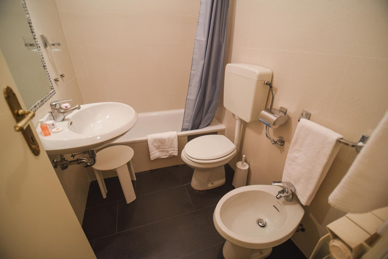 Bathroom 4, Palazzetto San Lio, Rialto, Venezia