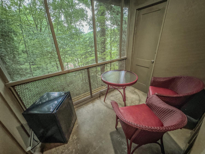 Others 5, Hemlock Inn, Swain