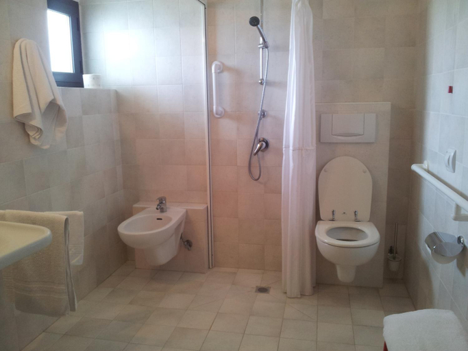 Bathroom 4, Hotel Lido, Chieti