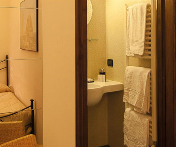 Bathroom 4, Arco Antico, Florence