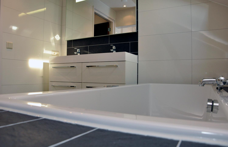Bathroom 3, Hotel Havenzicht Texel, Texel