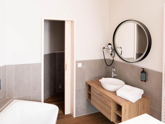 Bathroom 3, Sky Pad Lakeside Stay, Hainaut