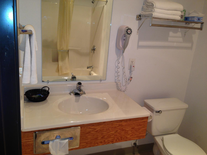 Bathroom, Budget Host Caribou Inn, Kittson