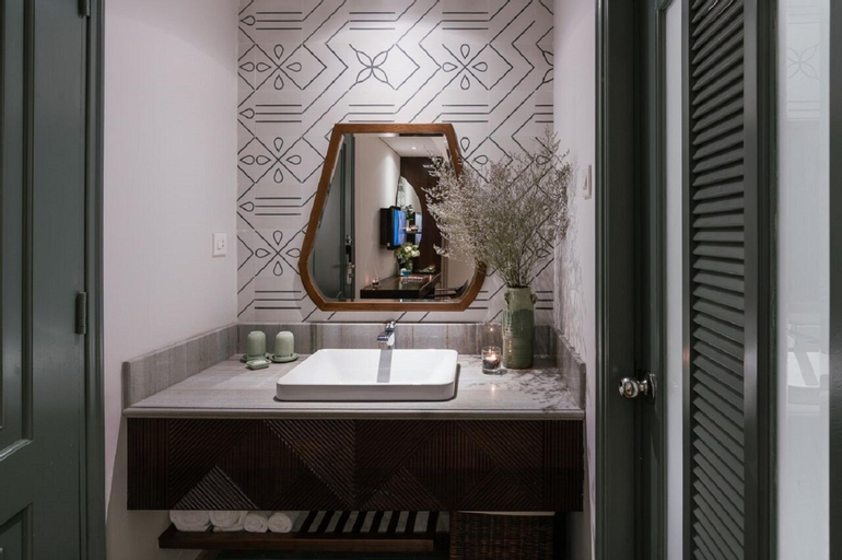 Bathroom 10
