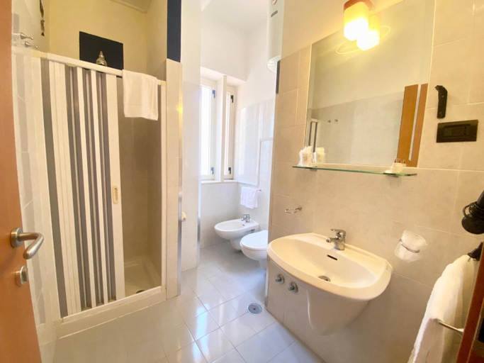 Bathroom 3, Hotel Praja Mare, Cosenza