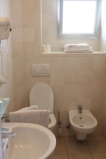 Bathroom 4, Hotel Lido, Chieti