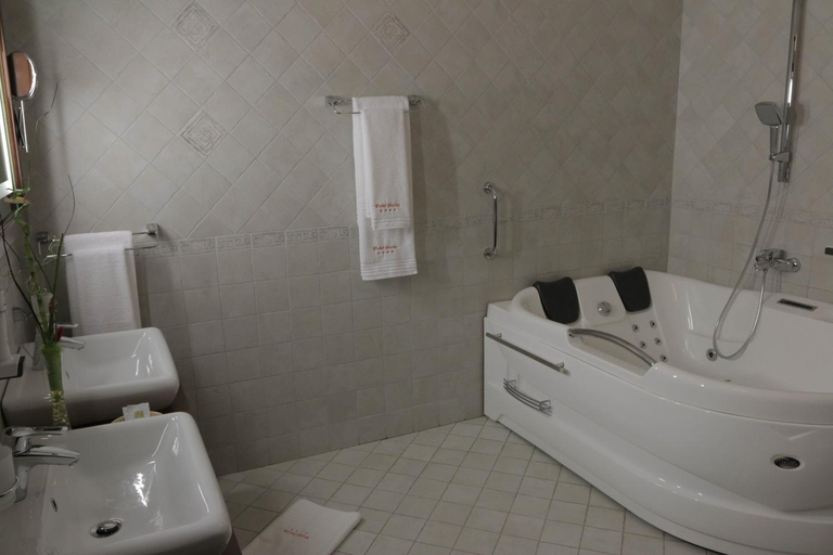 Bathroom, Hotel Slavia, Salonta