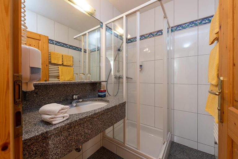Bathroom 3, Hotel & Restaurant Ragginger Attersee, Vöcklabruck