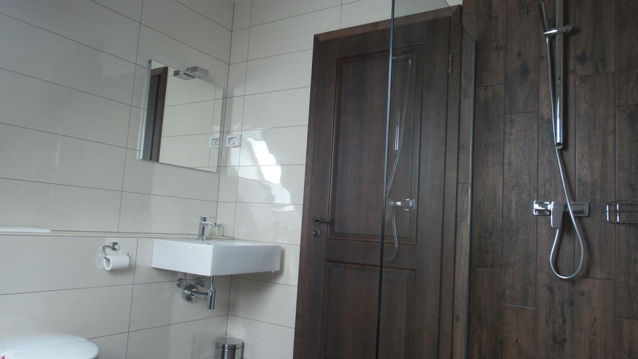 Bathroom 3, Smrekarjeva Domacija, Postojna