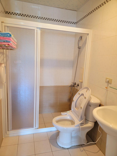 Bathroom 2, Strawberry and Milk Bed and Breakfast, Taitung
