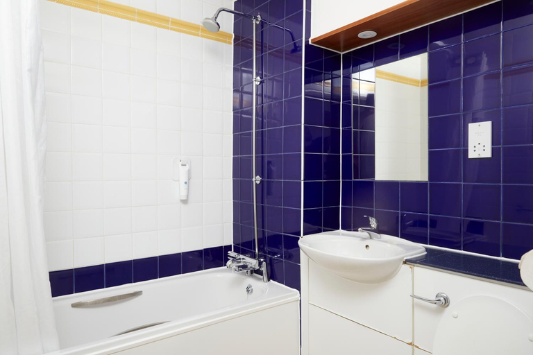 Bathroom 3, The Wheatsheaf Basingstoke by Good Night Inns, Hampshire