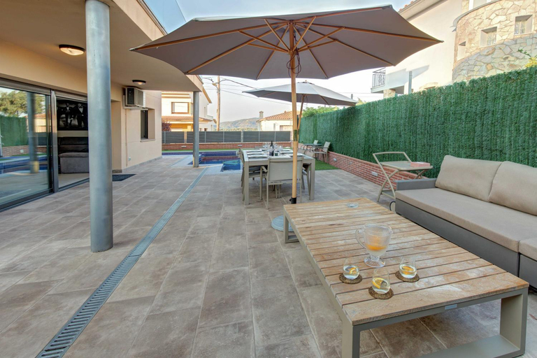 VILLA RIOJA with pool & mountain and sea view, ONLY FAMILYS, Girona