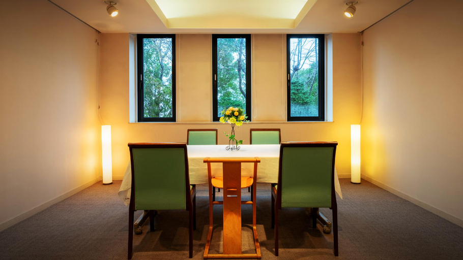 Food & Drinks 4, Hotel Io Alpheratz, Kasama