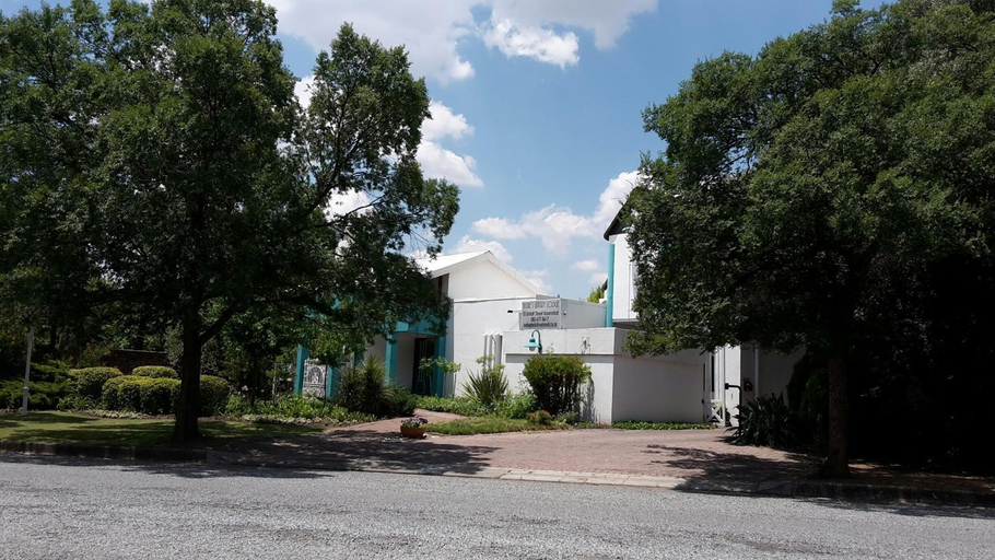 Others 5, Bettie's Luxury Lodge, Fezile Dabi