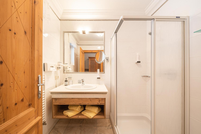 Bathroom 3, Hotel Hubertus, Zell am See