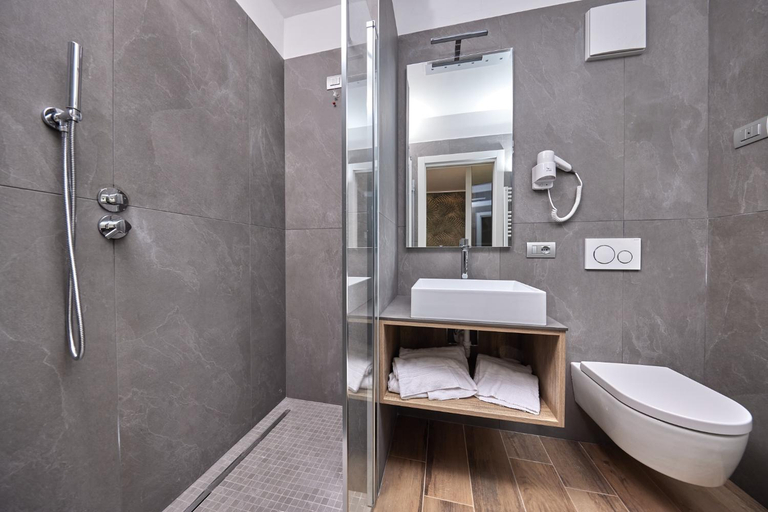 Bathroom 3, Hotel Catullo, Verona
