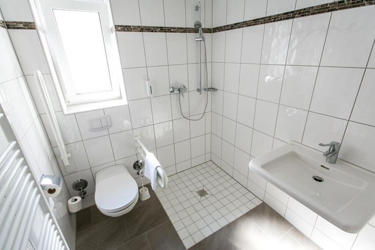 Bathroom 3, Heilbronner Pension Am Theater, Heilbronn