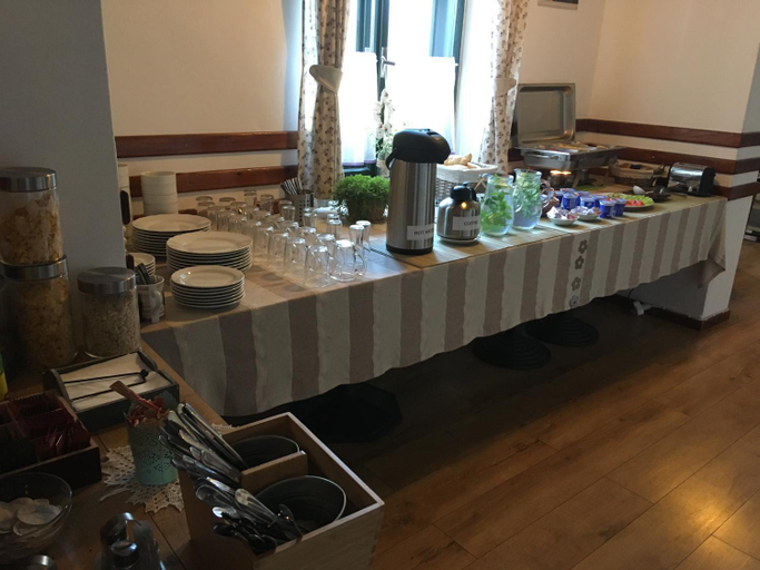 Food & Drinks