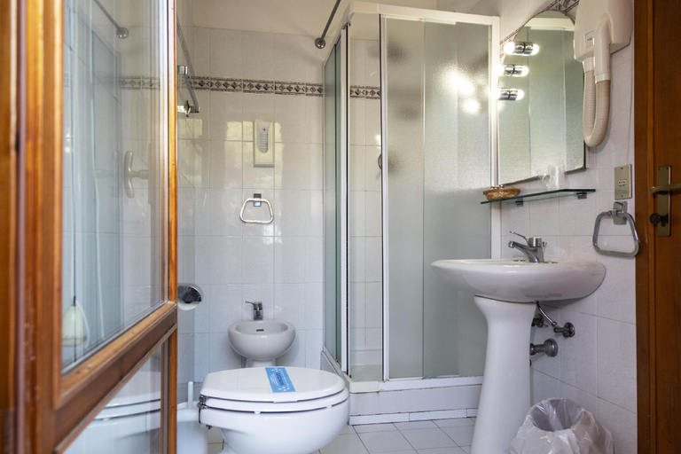 Bathroom 4, Hotel Parco dei Pini - 100mt dal Mare, Grosseto