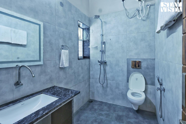 Bathroom 2, StayVista at Riverfront Cottage, Jabalpur