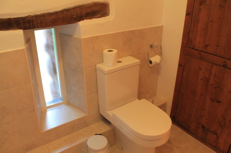 Bathroom 3, Old Court Hotel & Apartments, Herefordshire