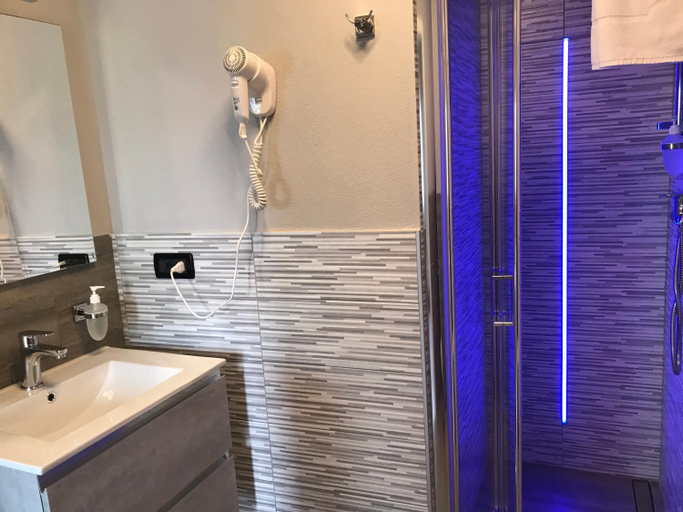 Bathroom 3, Hotel Chacaril, Aosta