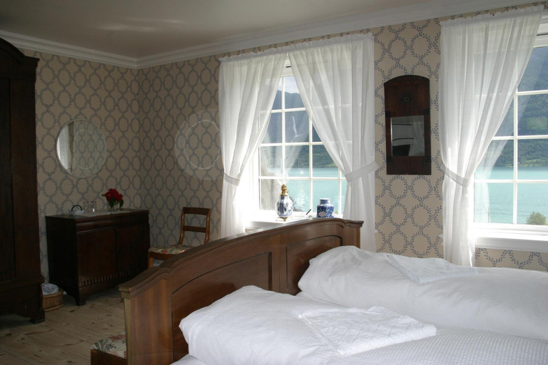 Bedroom 2, Nes Gard, Luster
