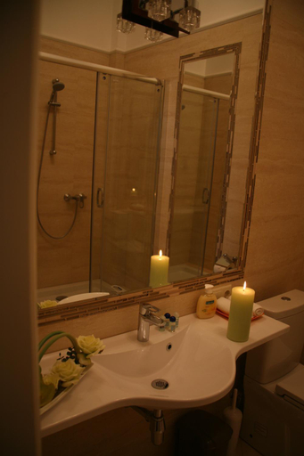 Bathroom 3, 7 Sky on Yevhena Konovaltsia, Holosiïvs'kyi