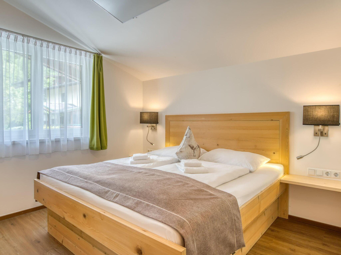 Others 5, Chalet in Neukirchen with Mountain Views, Zell am See