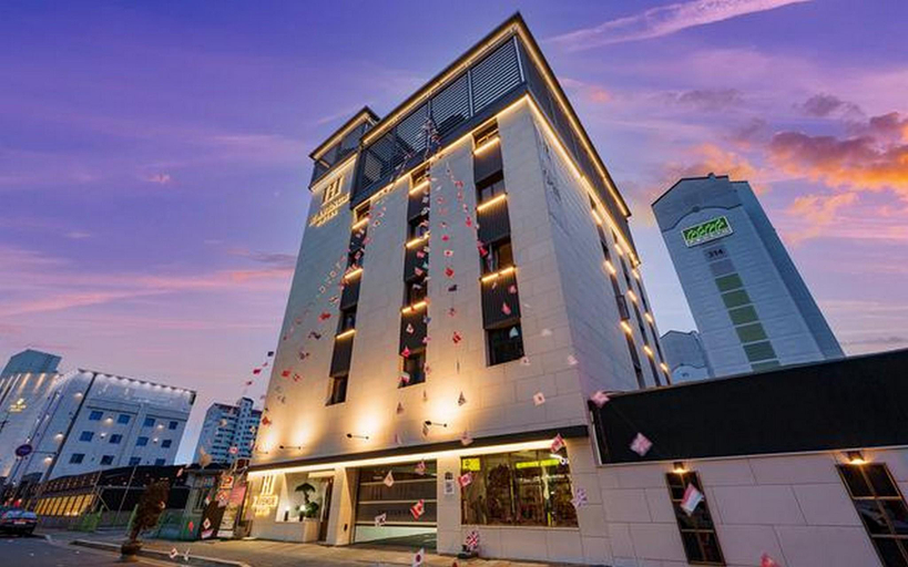 Exterior & Views