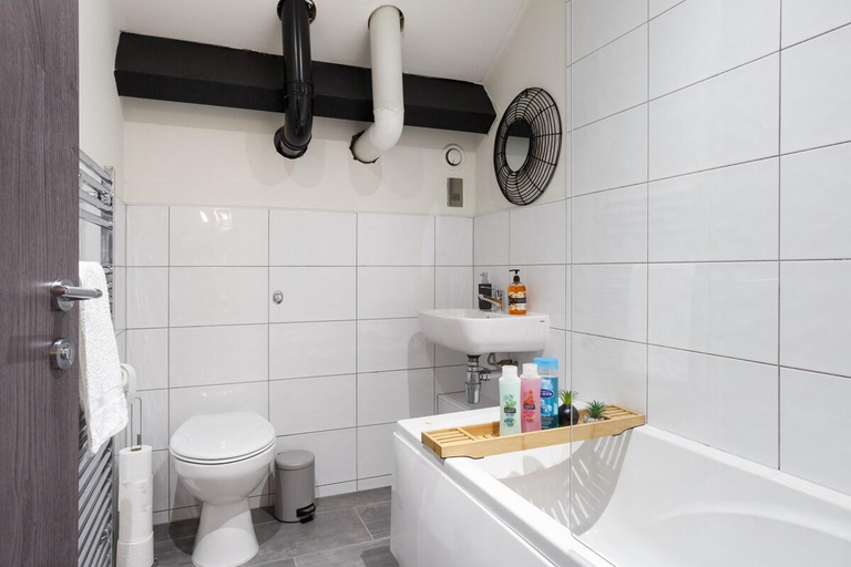 Bathroom 2, Modern 2-Bedroom with 75" TV & Free Wi-Fi, Bradford