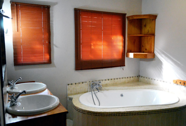 Bathroom 5, Barnstormers Rest Guest House, Ehlanzeni