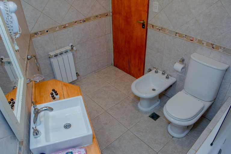 Bathroom 4, Hosteria Les Eclaireurs, Ushuaia