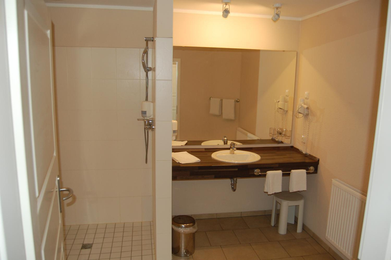 Bathroom 3, Hotel Admiral Scheer, Plön