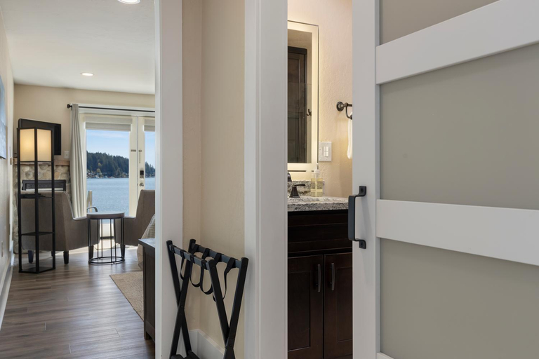 Bathroom 3, Waterfront Inn, Pierce