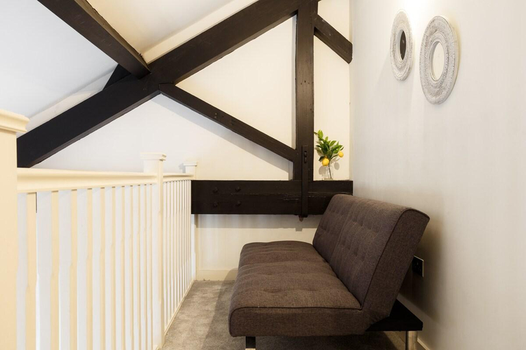 Others 5, Modern 2-Bedroom with 75" TV & Free Wi-Fi, Bradford